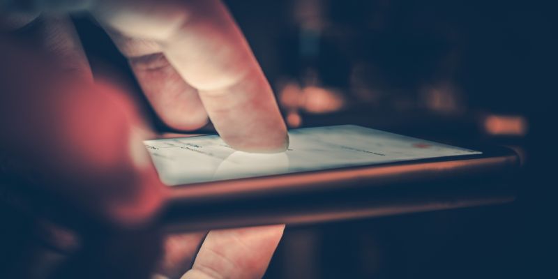 Etykiety z cenami i dodatkowe ikony w wizytówkach hoteli w mobilnych wynikach wyszukiwania