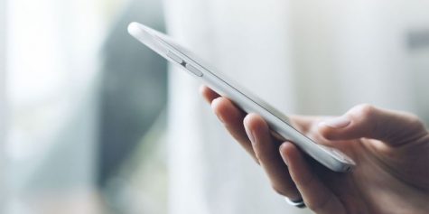Smartfon w rękach użytkowników