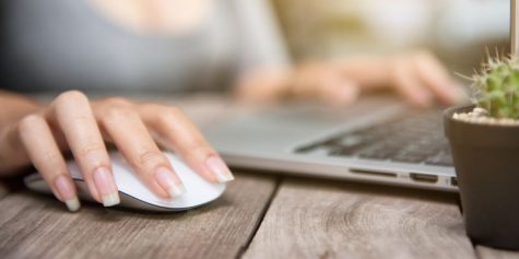 Przeglądanie internetu na laptopie