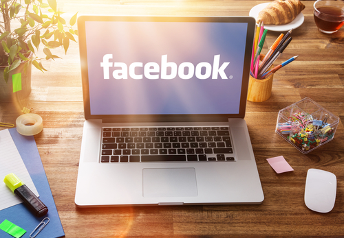 Facebook na laptopie