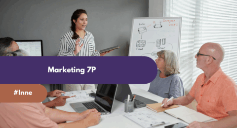 kobieta prezentuje marketing 7p